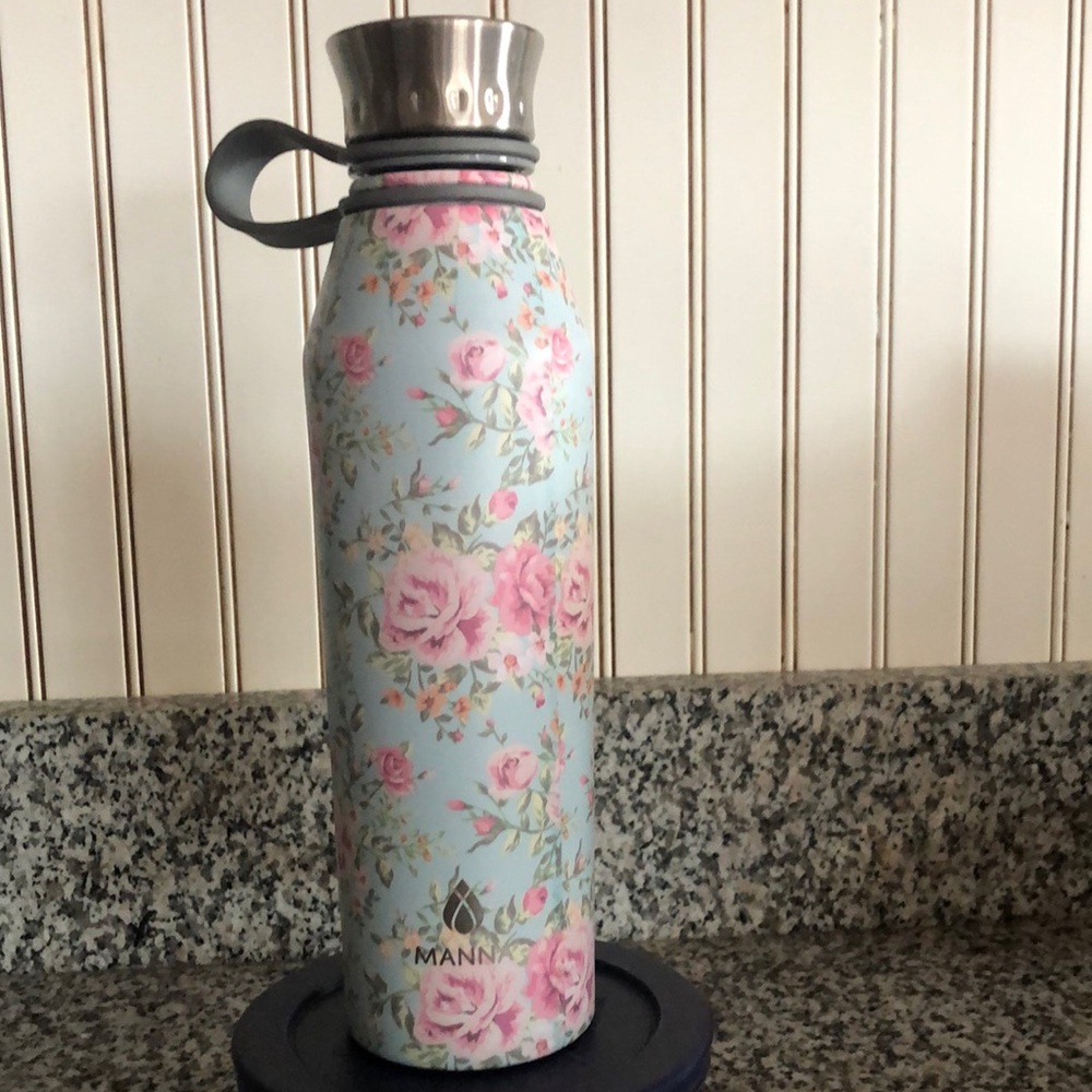 Manna floral water bottle. Like new condition, no scratches.